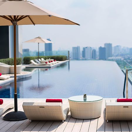 Avani Plus Riverside Bangkok Hotel Eksteriør billede The rooftop pool at the hotel
