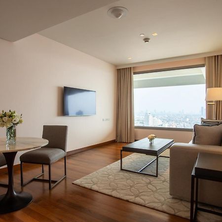 Avani Plus Riverside Bangkok Hotel Eksteriør billede Living room of a suite