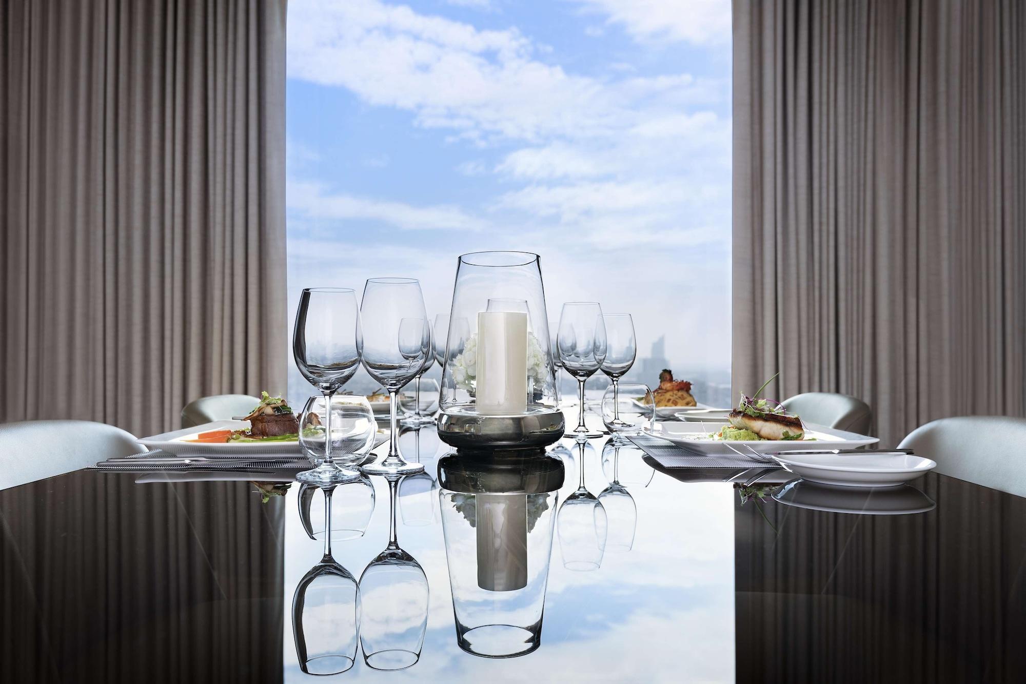 Avani Plus Riverside Bangkok Hotel Eksteriør billede A table set for a meal