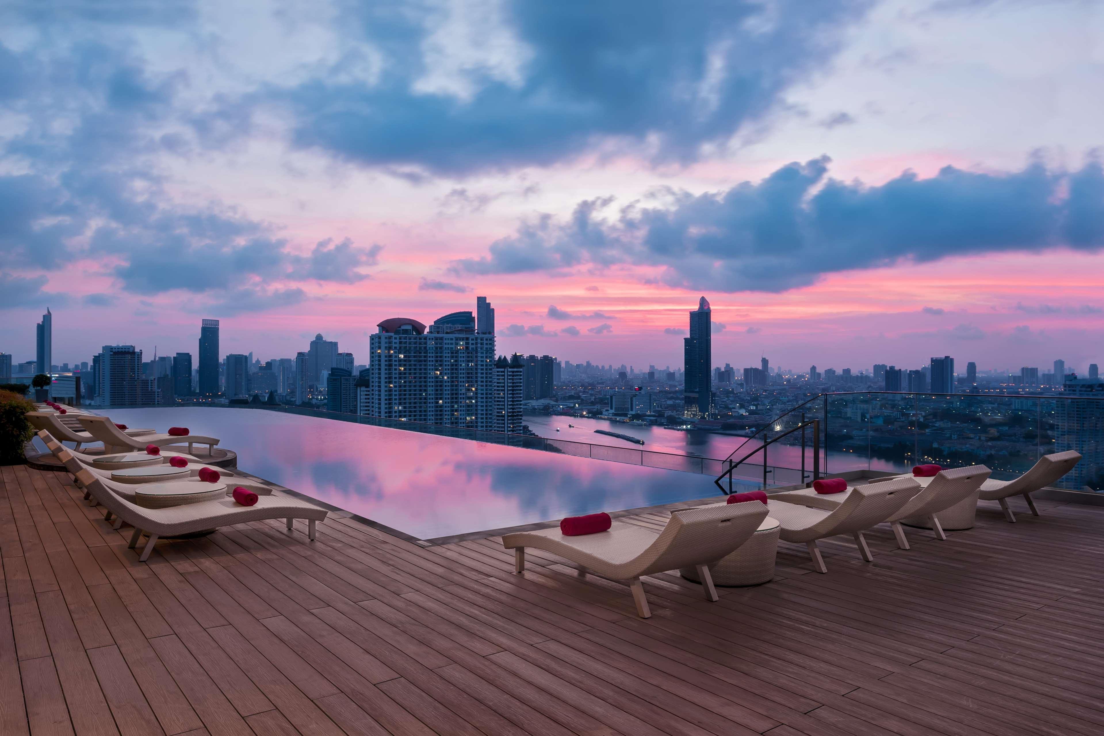 Avani Plus Riverside Bangkok Hotel Eksteriør billede View from the rooftop pool