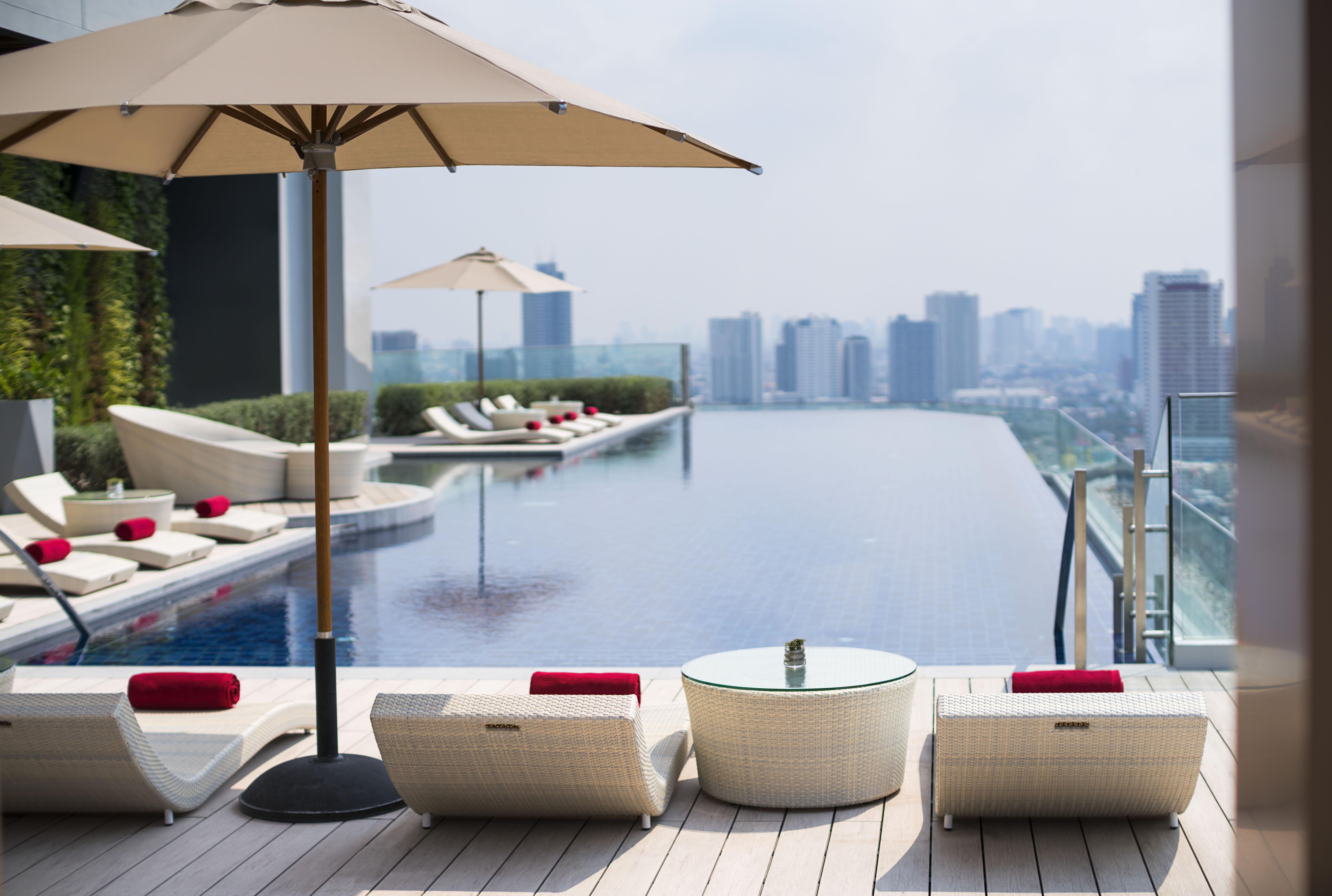 Avani Plus Riverside Bangkok Hotel Eksteriør billede The rooftop pool at the hotel