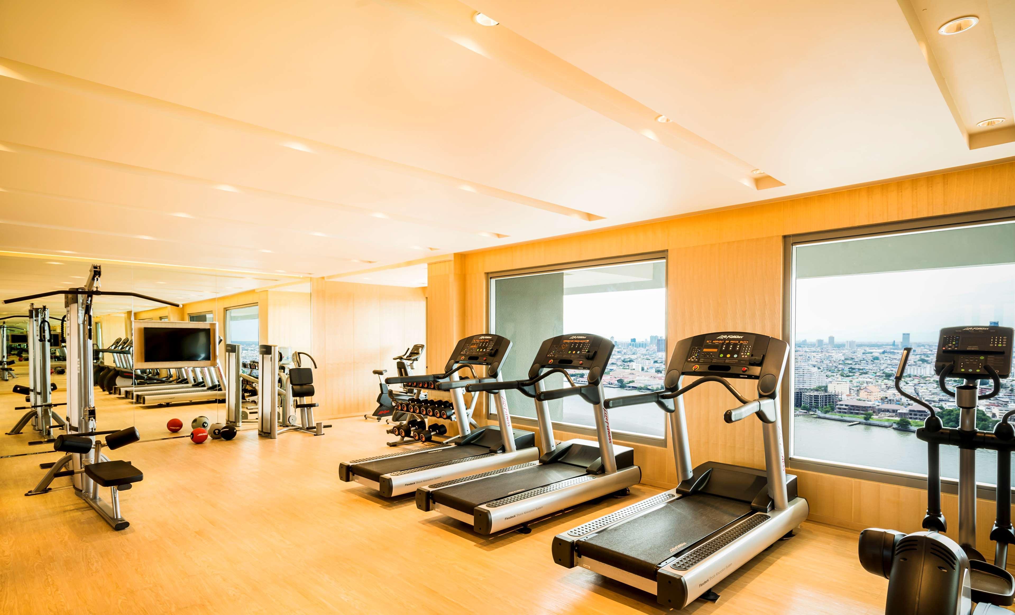 Avani Plus Riverside Bangkok Hotel Eksteriør billede The gym at the hotel