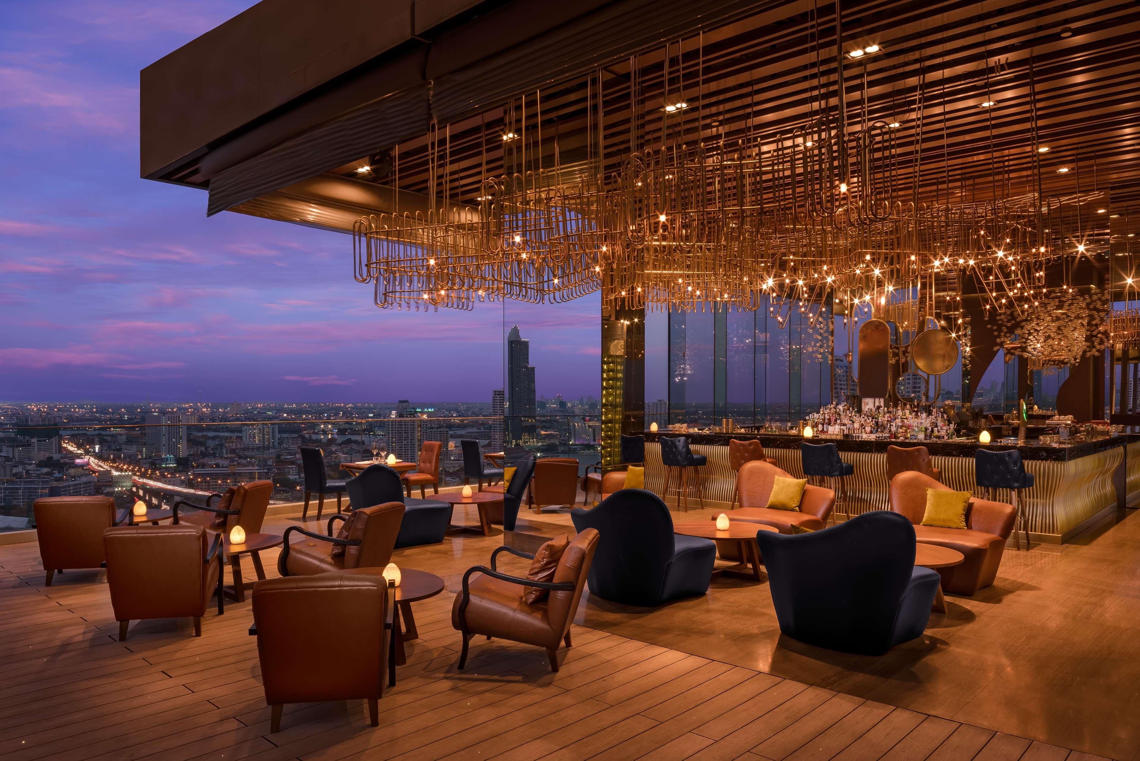 Avani Plus Riverside Bangkok Hotel Eksteriør billede The Bar