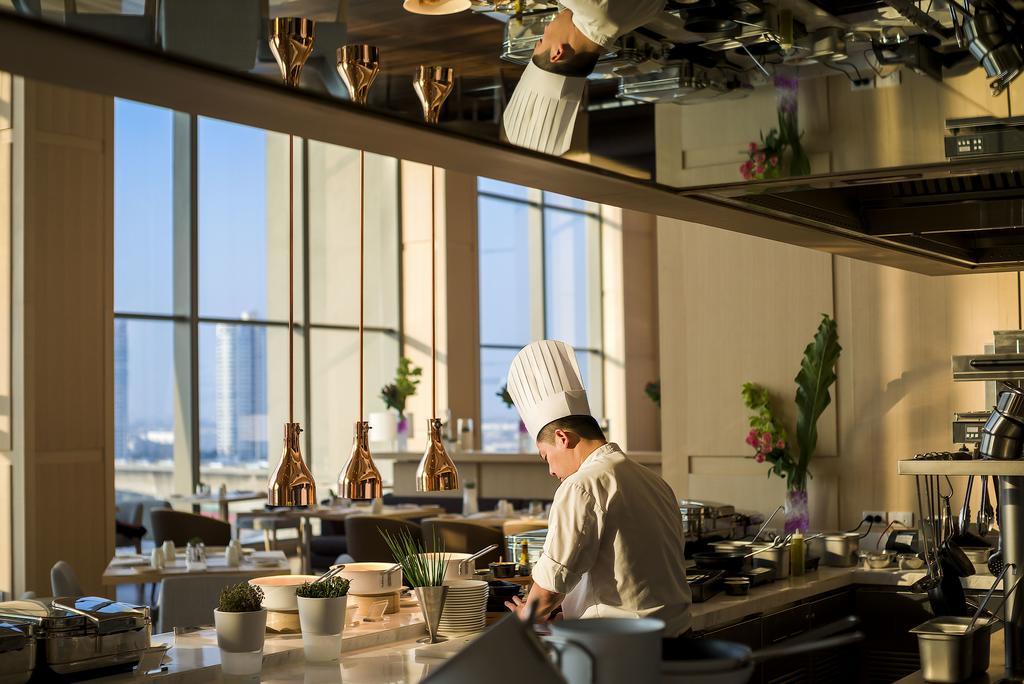 Avani Plus Riverside Bangkok Hotel Eksteriør billede A chef at work