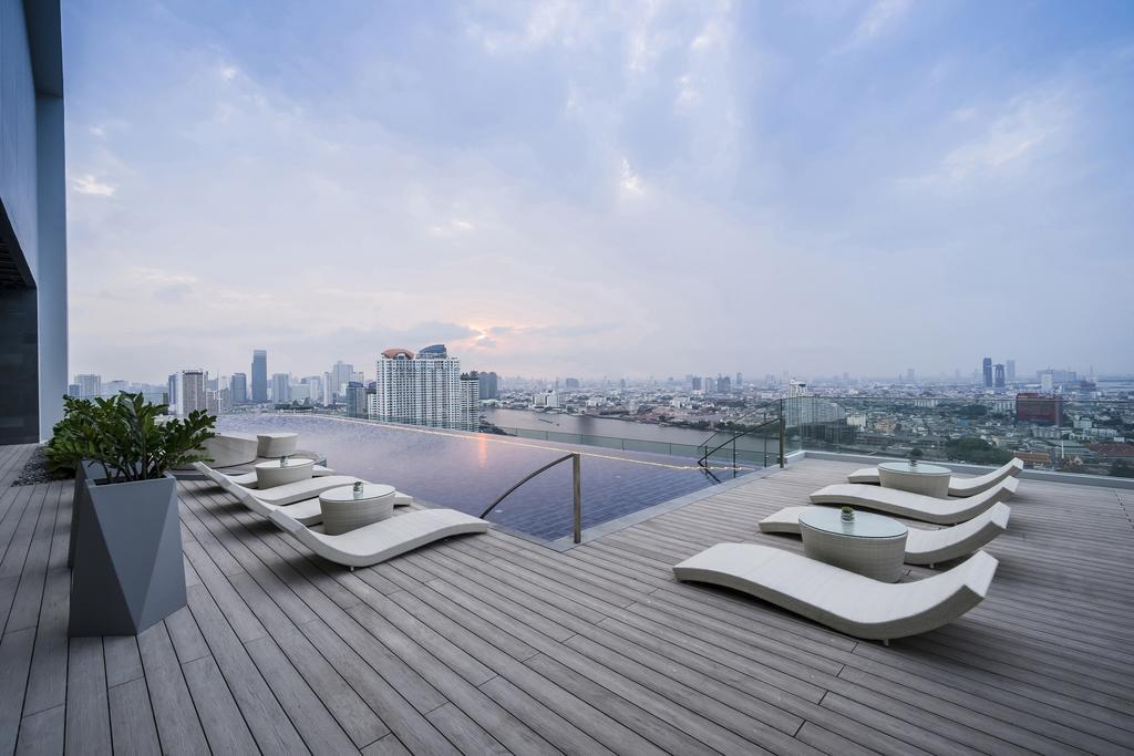 Avani Plus Riverside Bangkok Hotel Eksteriør billede The rooftop pool at the hotel