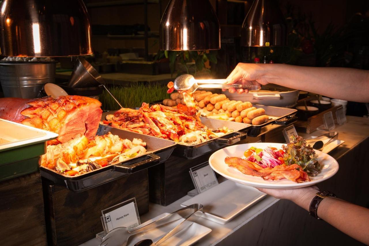 Avani Plus Riverside Bangkok Hotel Eksteriør billede A buffet