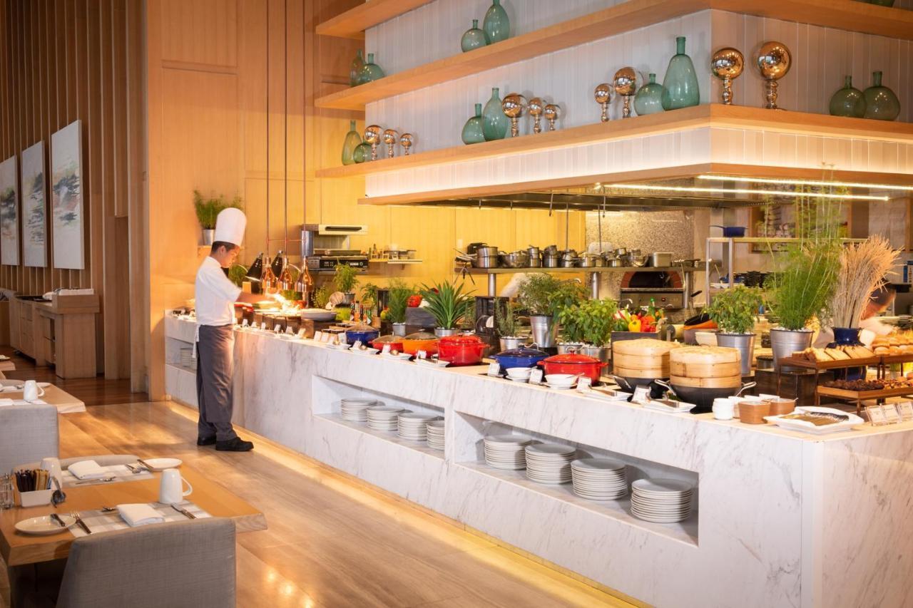 Avani Plus Riverside Bangkok Hotel Eksteriør billede The buffet at the hotel